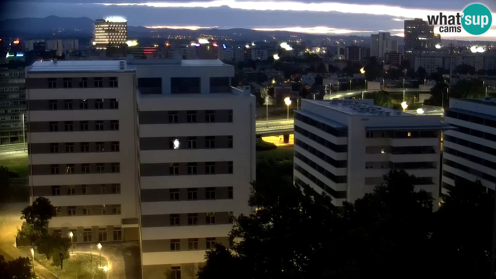 Rotonda en vivo que cruza Slavonska y Marin Držić Avenue en Zagreb webcam