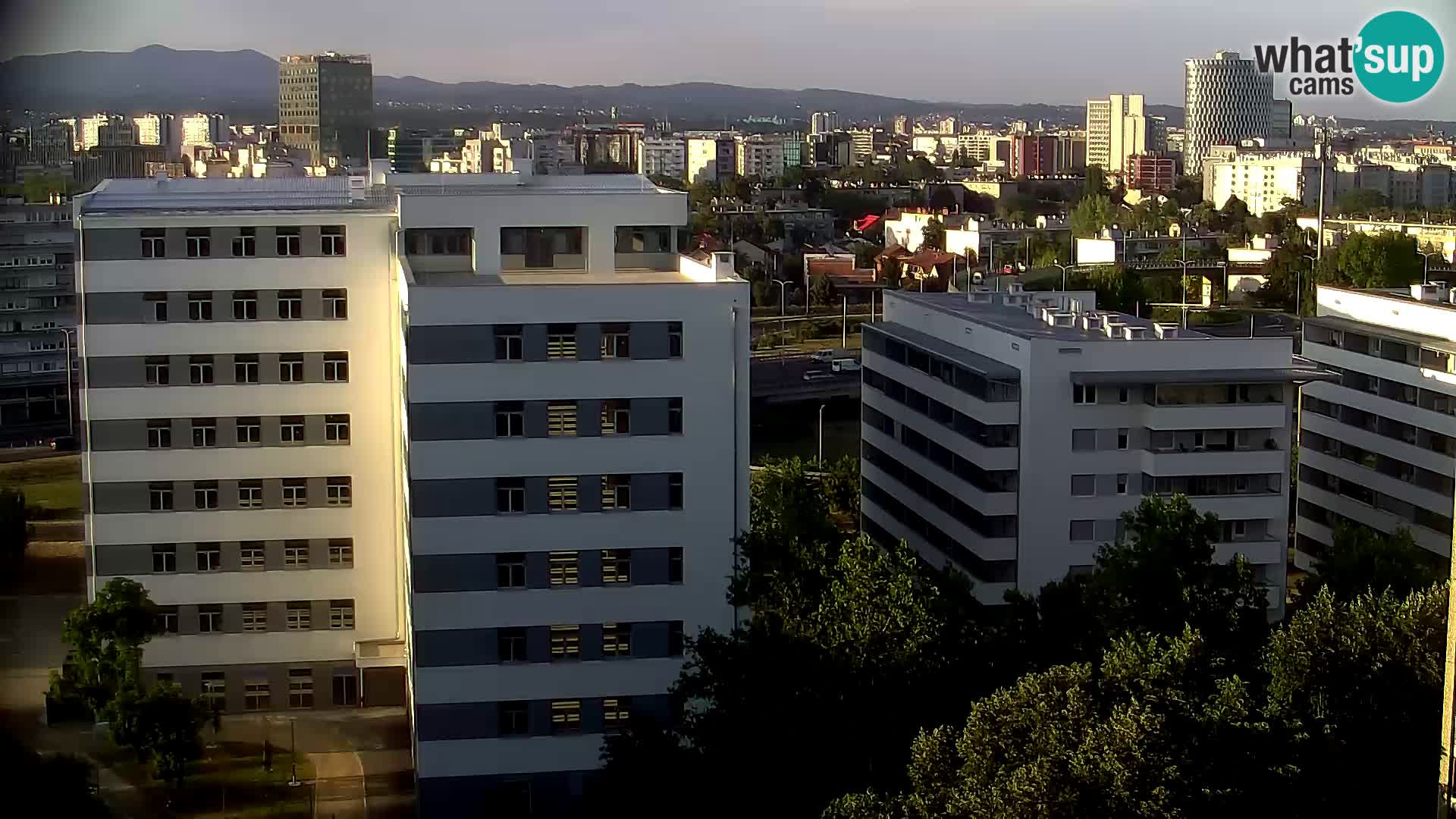 Rotonda en vivo que cruza Slavonska y Marin Držić Avenue en Zagreb webcam