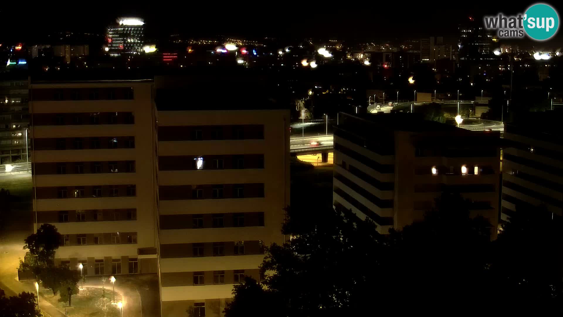 Rotonda en vivo que cruza Slavonska y Marin Držić Avenue en Zagreb webcam