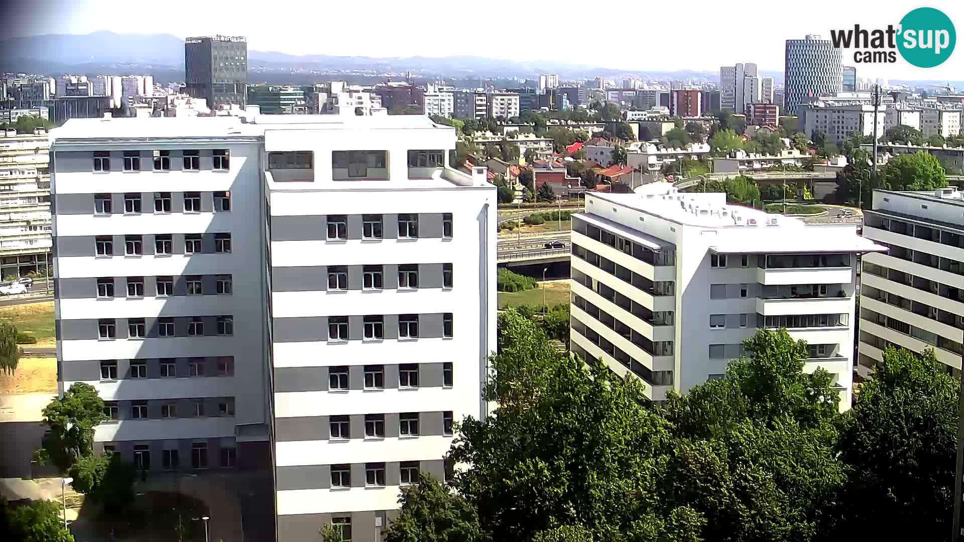 Rotonda en vivo que cruza Slavonska y Marin Držić Avenue en Zagreb webcam