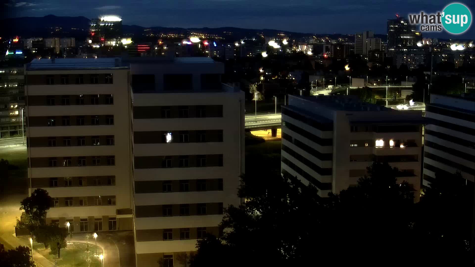Rotonda en vivo que cruza Slavonska y Marin Držić Avenue en Zagreb webcam