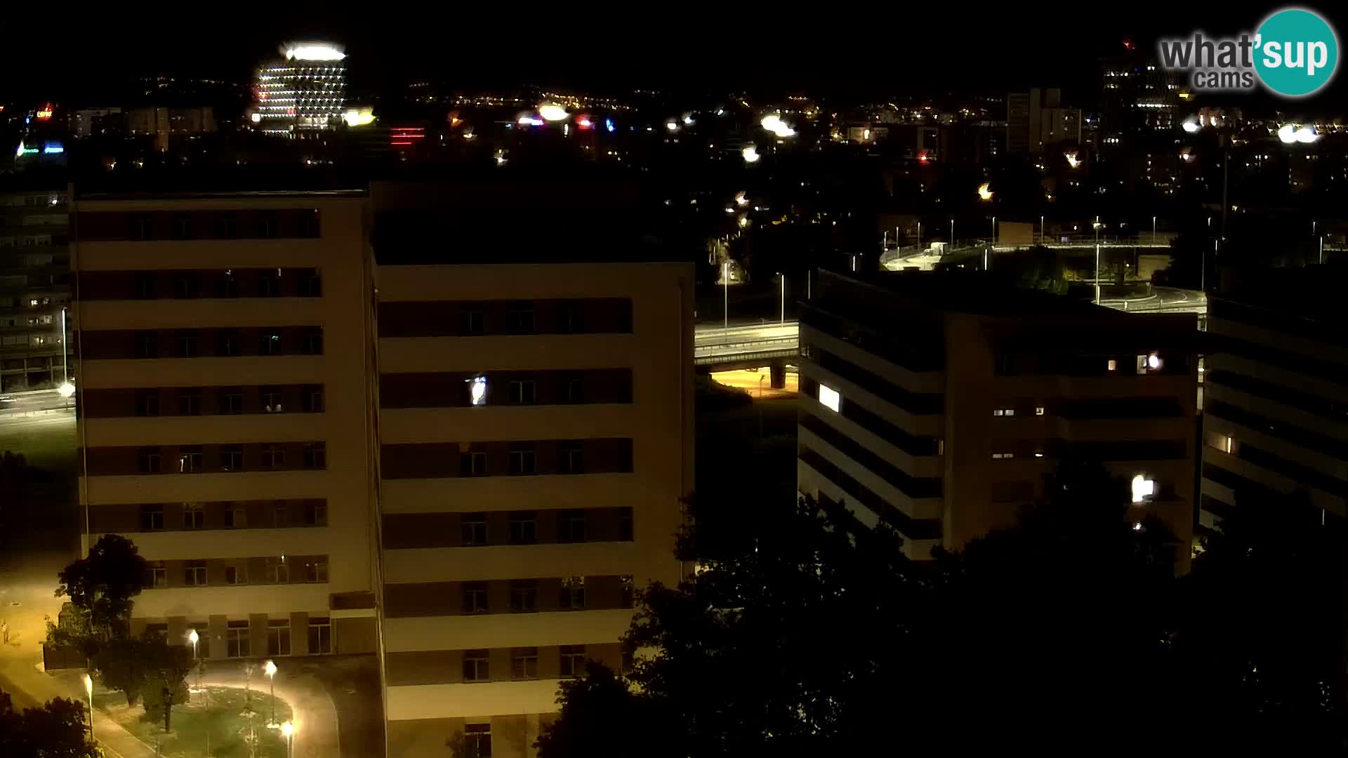 Rotonda en vivo que cruza Slavonska y Marin Držić Avenue en Zagreb webcam