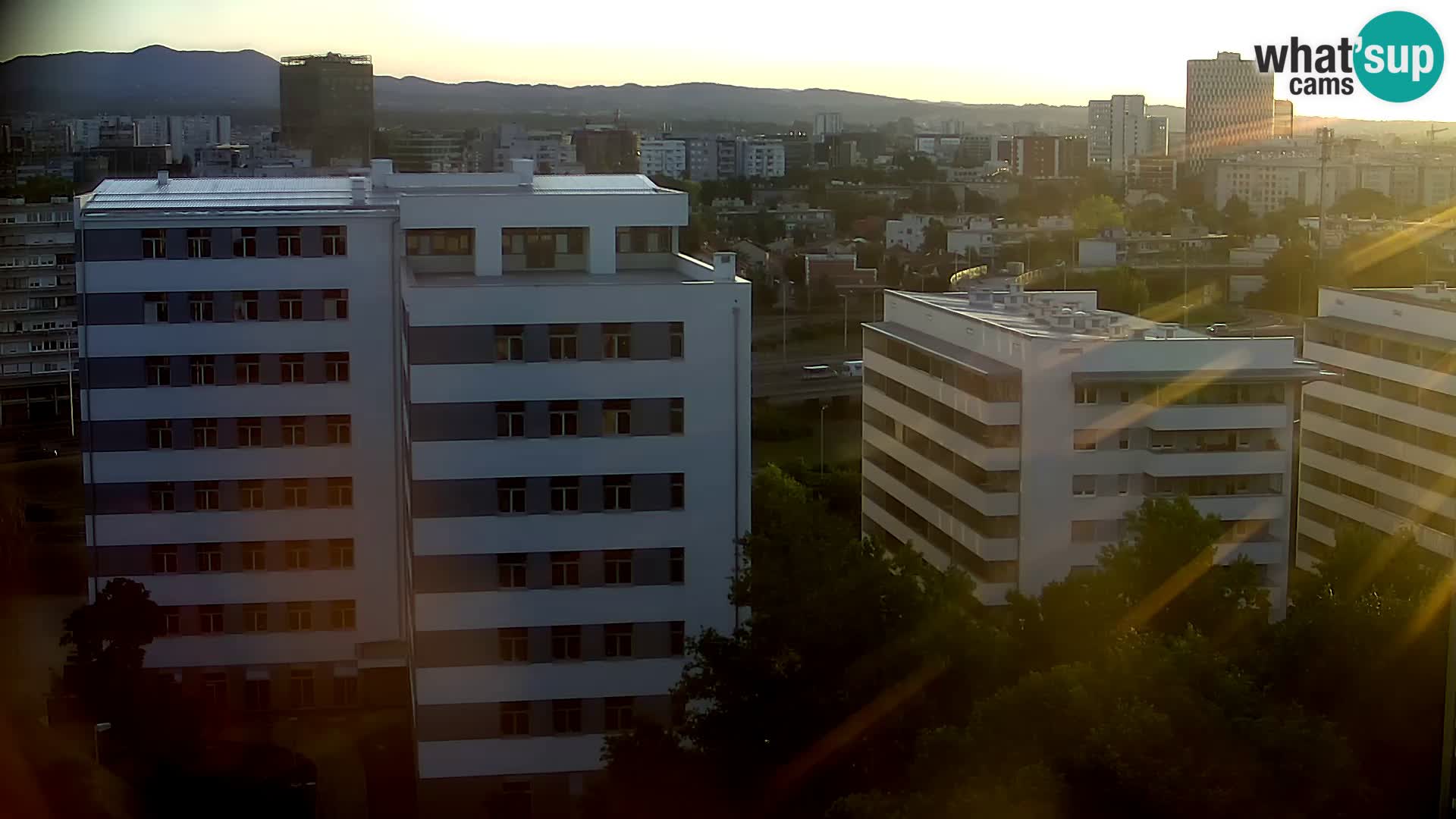 Rotonda en vivo que cruza Slavonska y Marin Držić Avenue en Zagreb webcam