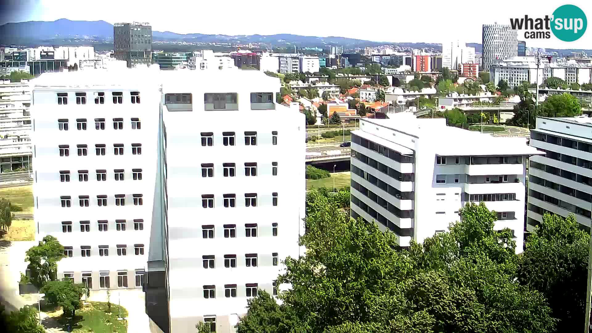 Rotonda en vivo que cruza Slavonska y Marin Držić Avenue en Zagreb webcam