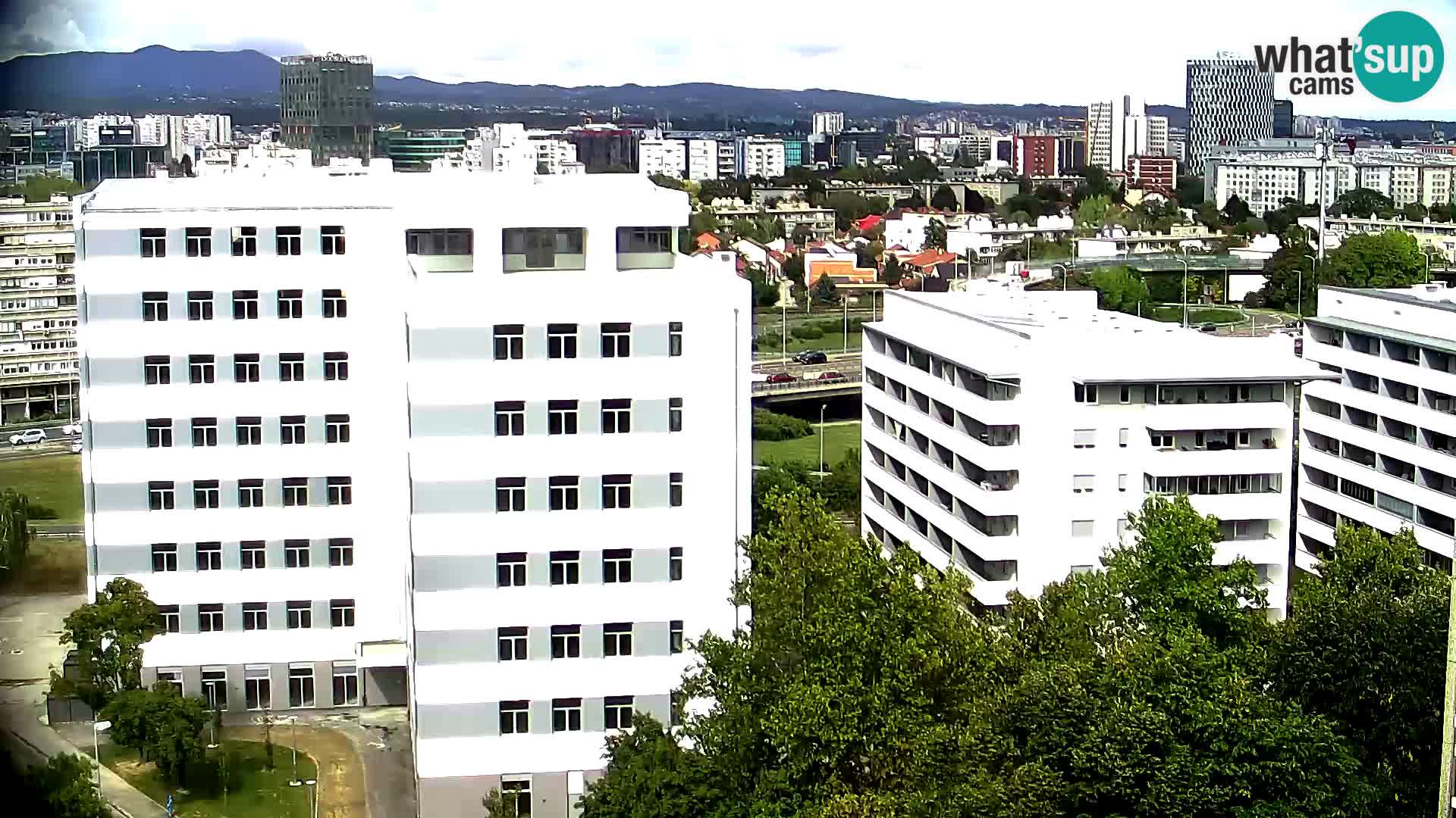 Rotonda en vivo que cruza Slavonska y Marin Držić Avenue en Zagreb webcam