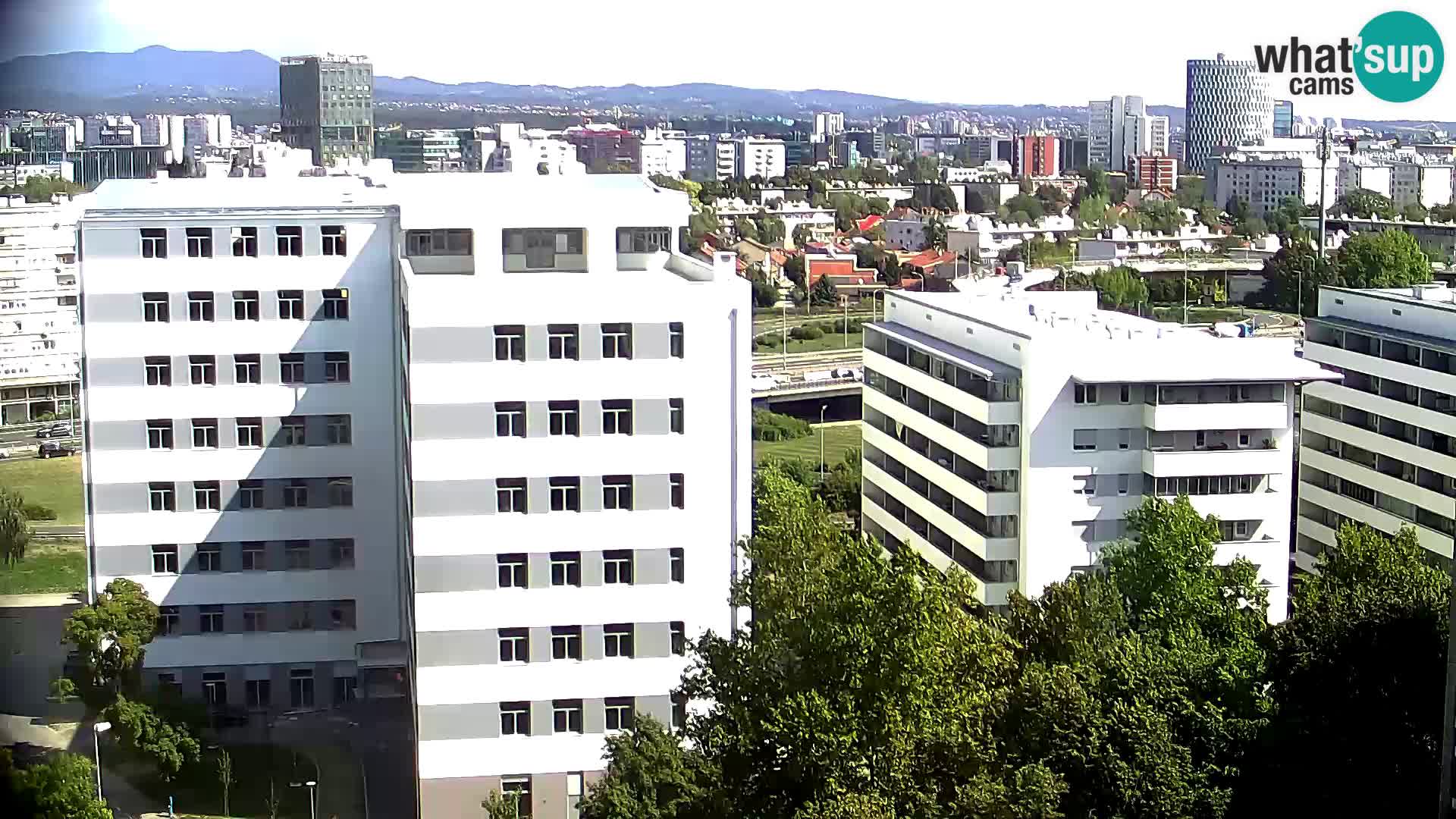 Rotonda en vivo que cruza Slavonska y Marin Držić Avenue en Zagreb webcam