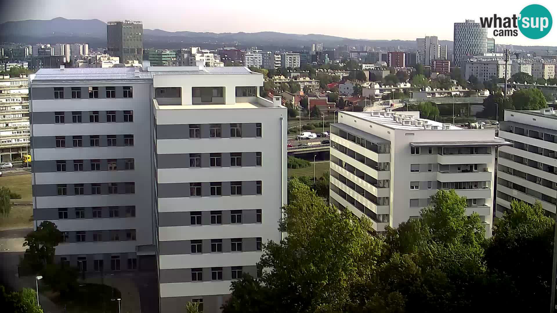 Rotonda en vivo que cruza Slavonska y Marin Držić Avenue en Zagreb webcam