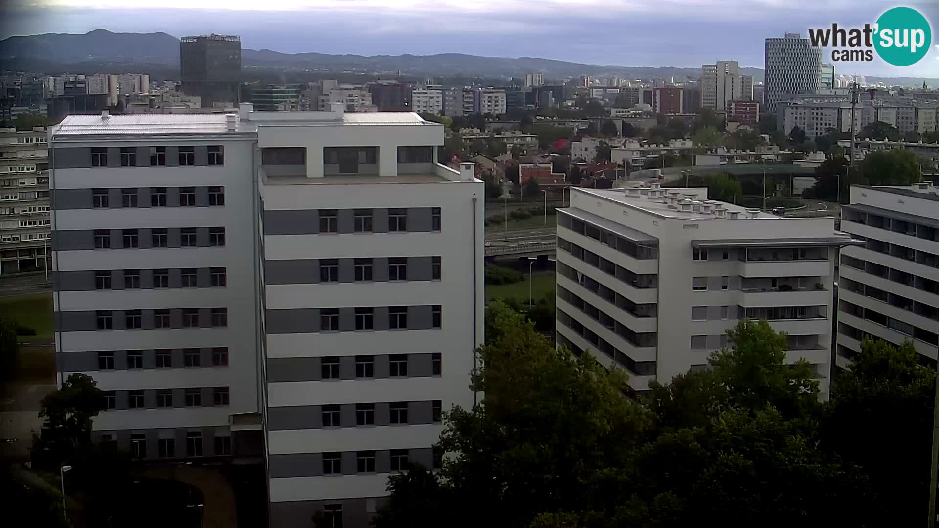 Rotonda en vivo que cruza Slavonska y Marin Držić Avenue en Zagreb webcam
