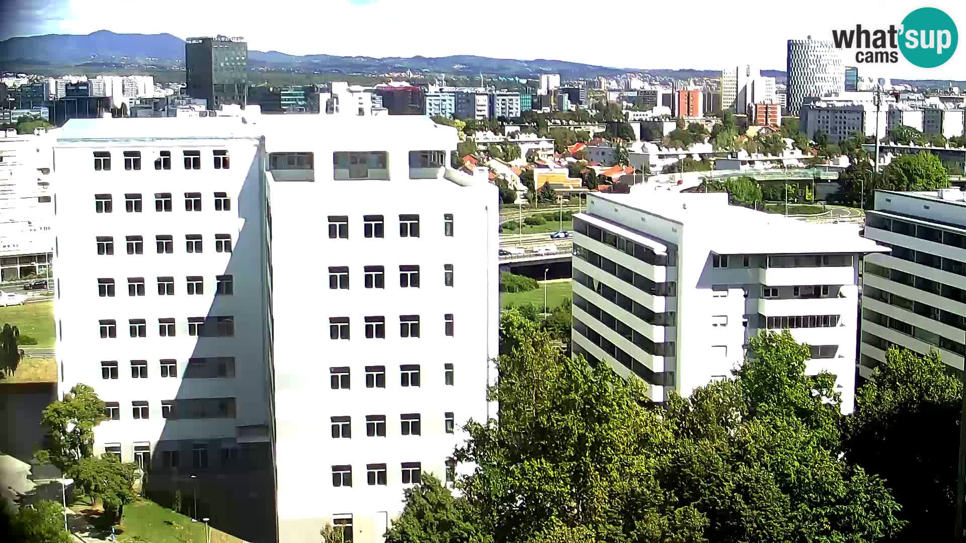 Rotonda en vivo que cruza Slavonska y Marin Držić Avenue en Zagreb webcam