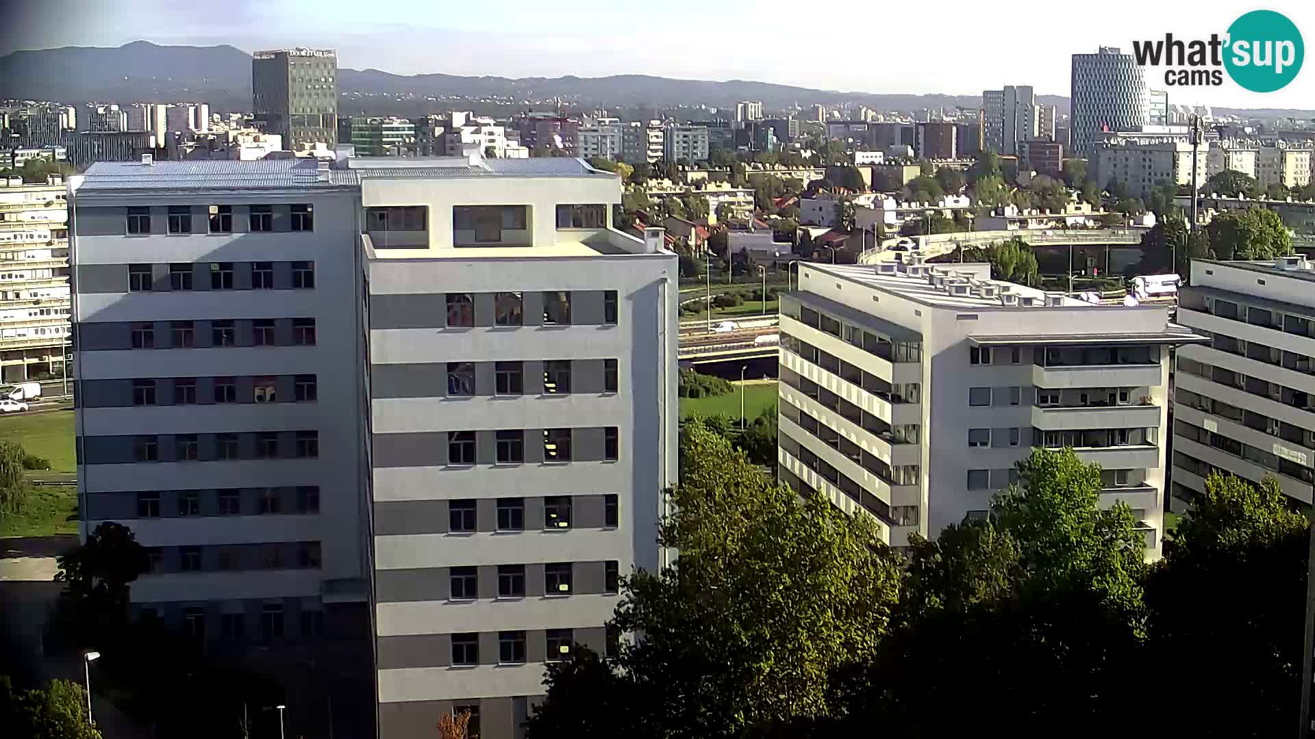 Rotonda en vivo que cruza Slavonska y Marin Držić Avenue en Zagreb webcam