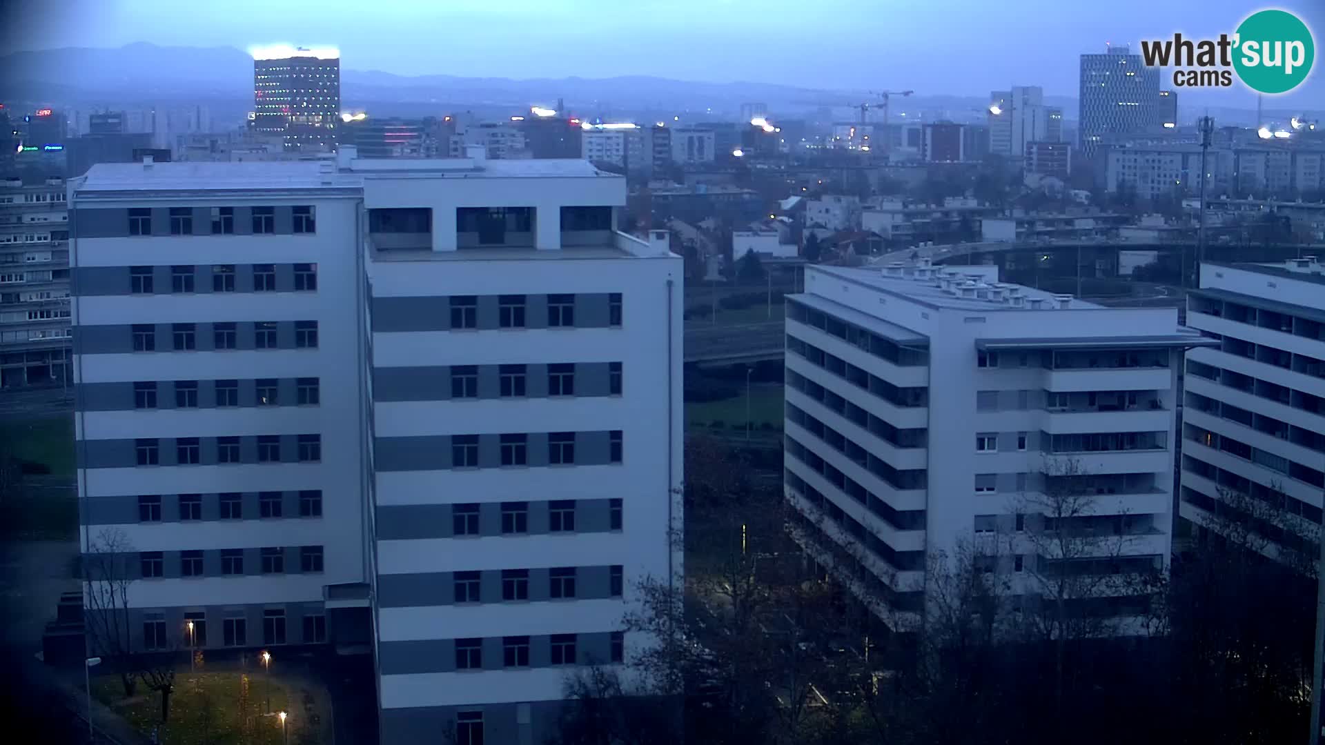 Rotonda en vivo que cruza Slavonska y Marin Držić Avenue en Zagreb webcam