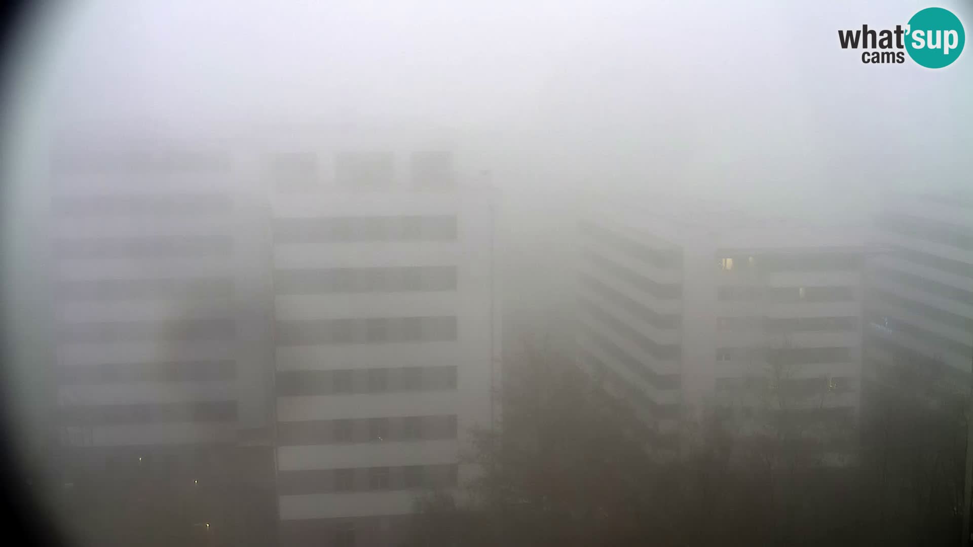 Rotonda en vivo que cruza Slavonska y Marin Držić Avenue en Zagreb webcam