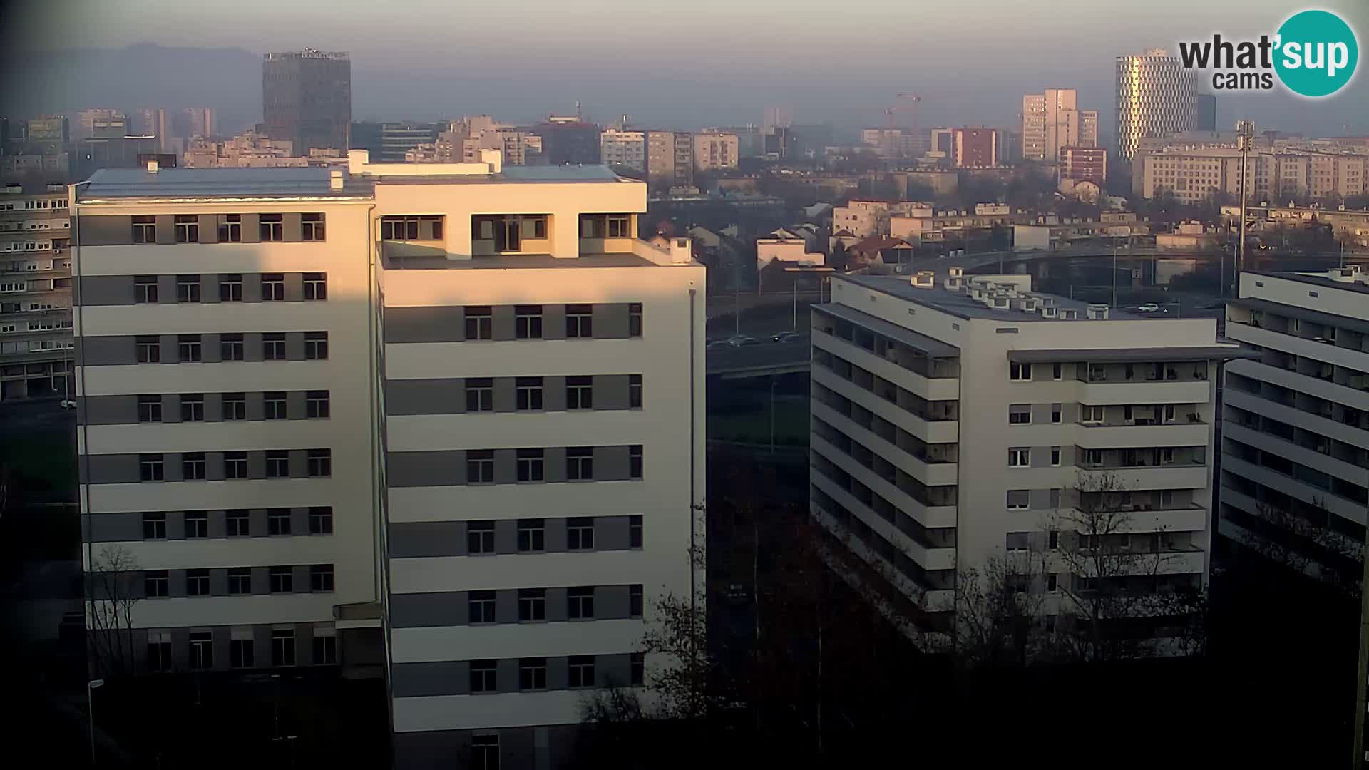 Rotonda en vivo que cruza Slavonska y Marin Držić Avenue en Zagreb webcam