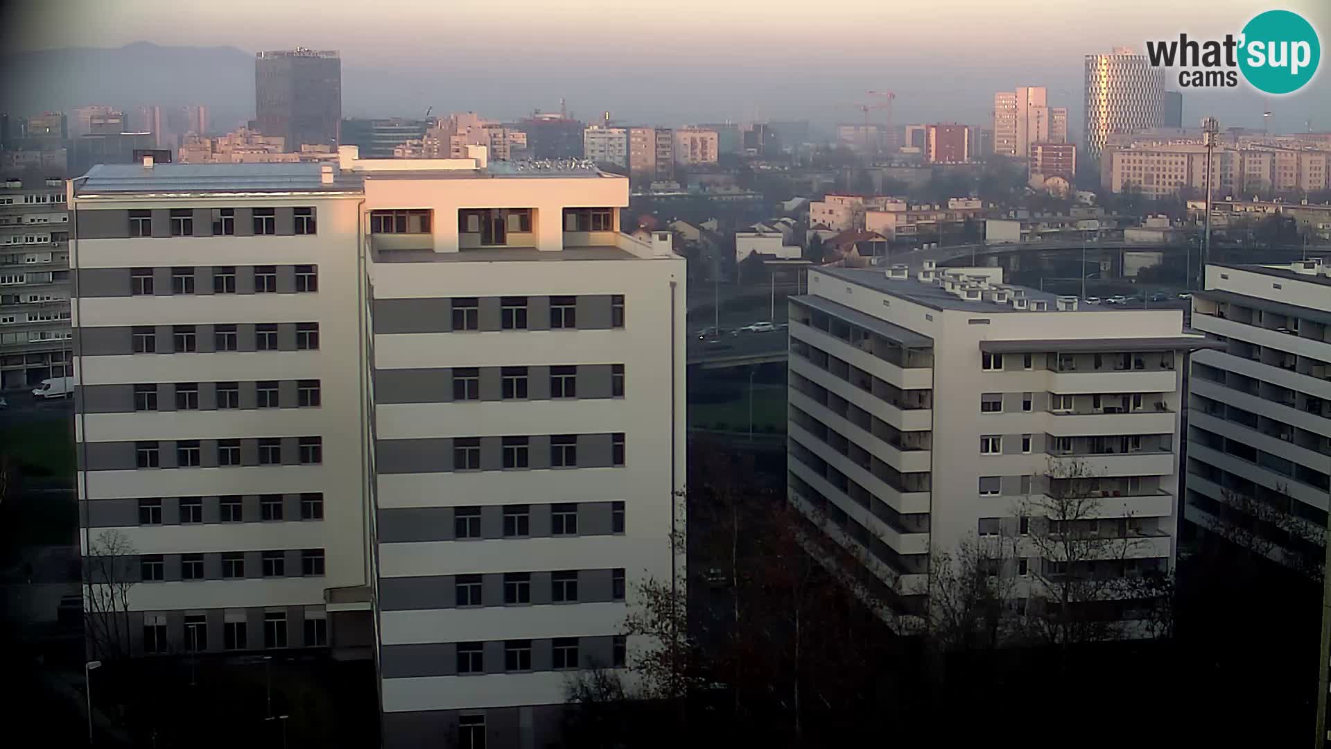 Rotonda en vivo que cruza Slavonska y Marin Držić Avenue en Zagreb webcam
