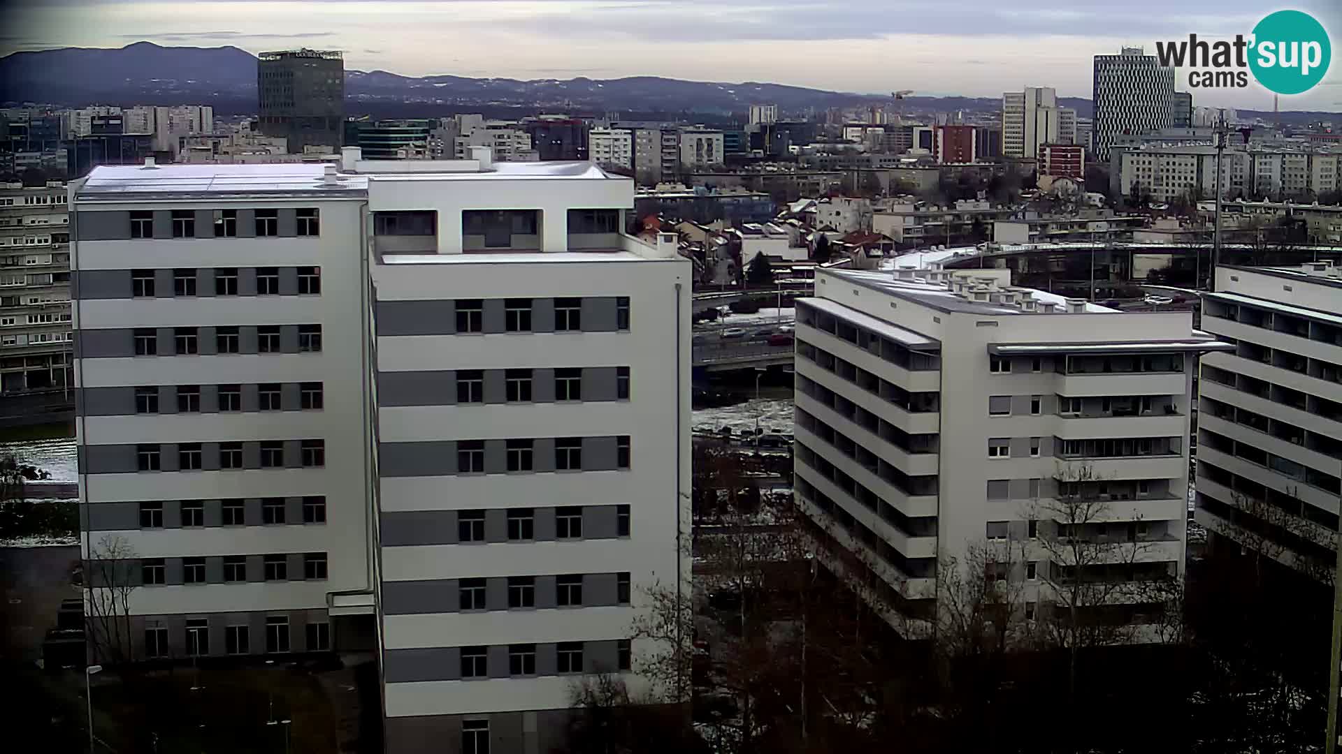 Rotonda en vivo que cruza Slavonska y Marin Držić Avenue en Zagreb webcam