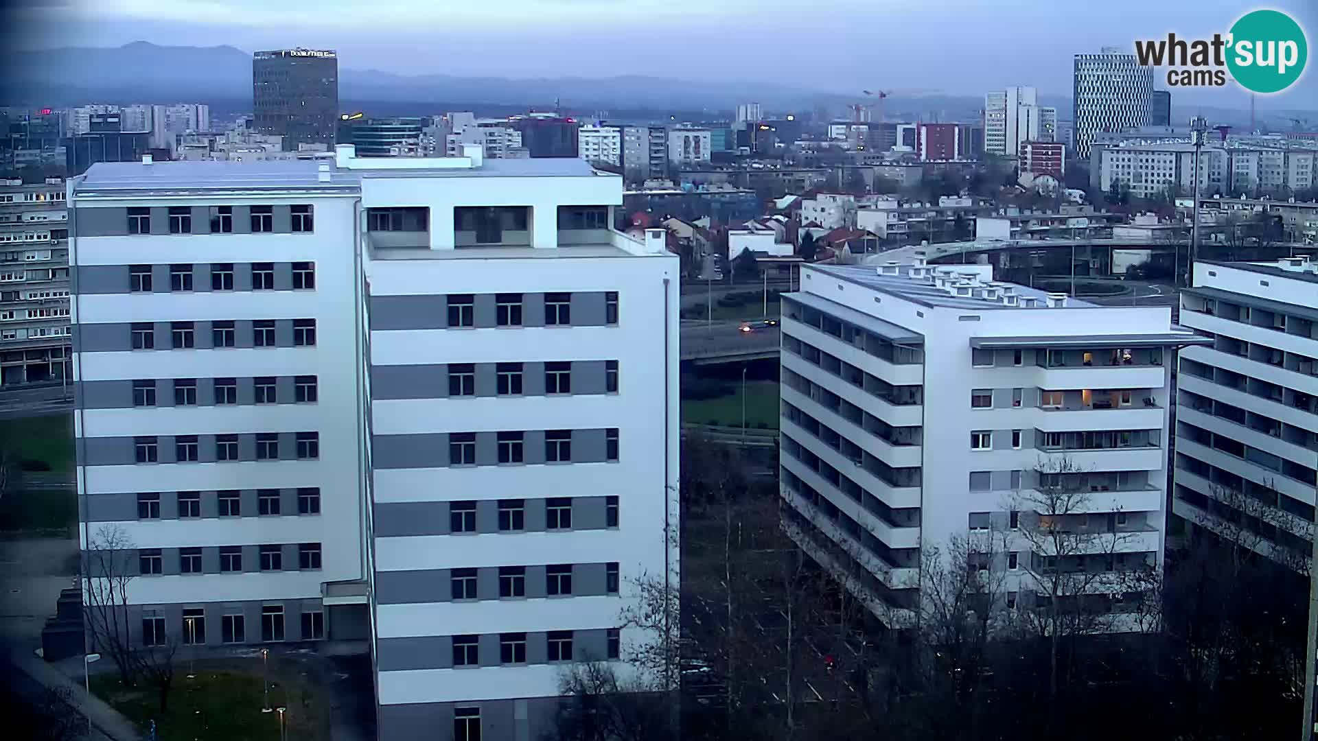 Rotonda en vivo que cruza Slavonska y Marin Držić Avenue en Zagreb webcam