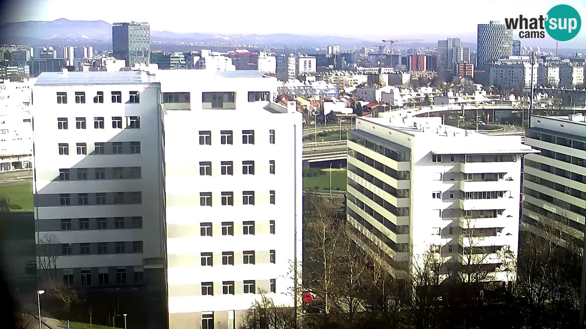 Rotonda en vivo que cruza Slavonska y Marin Držić Avenue en Zagreb webcam