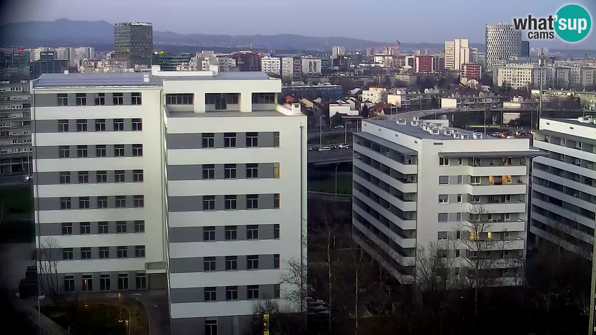 Rotonda en vivo que cruza Slavonska y Marin Držić Avenue en Zagreb webcam