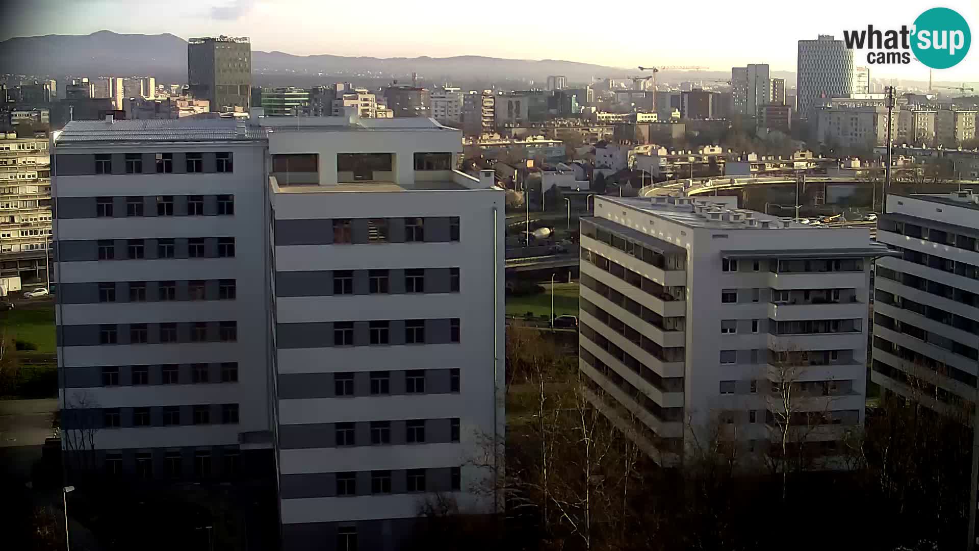 Rotonda en vivo que cruza Slavonska y Marin Držić Avenue en Zagreb webcam