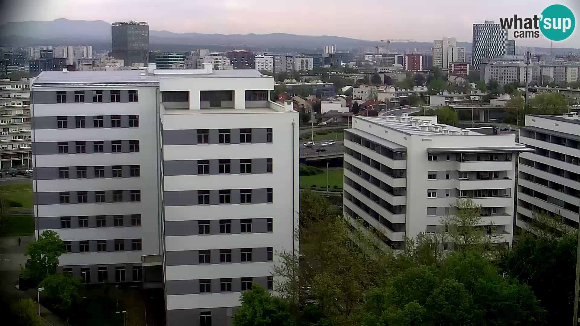 Rotonda en vivo que cruza Slavonska y Marin Držić Avenue en Zagreb webcam