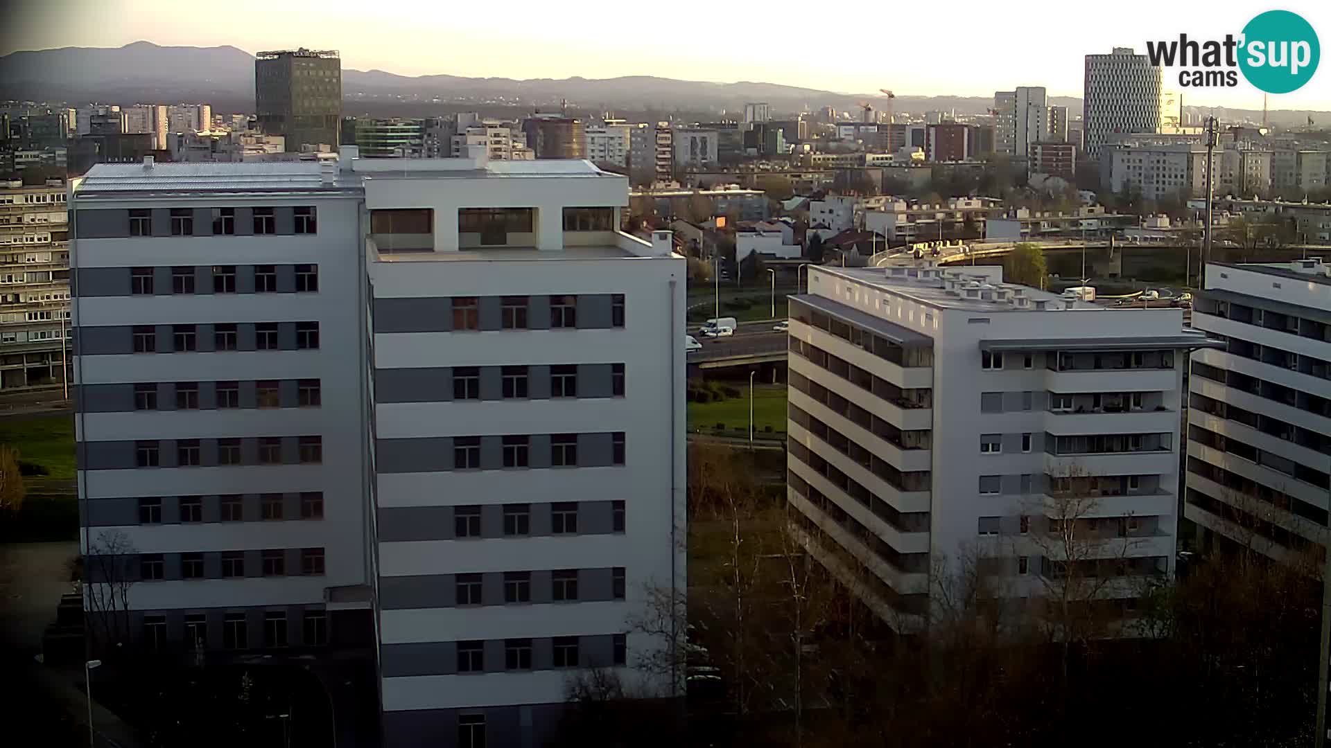 Rotonda en vivo que cruza Slavonska y Marin Držić Avenue en Zagreb webcam