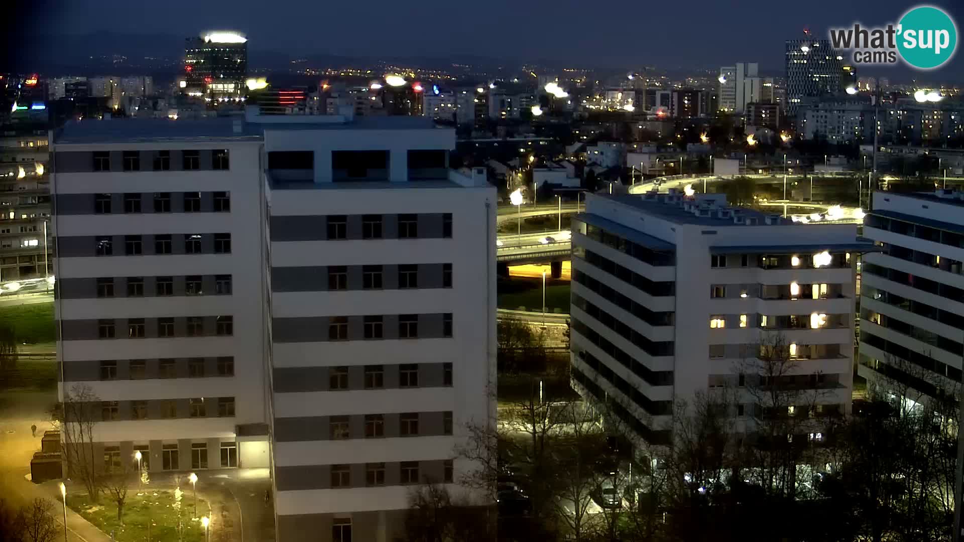 Rotonda en vivo que cruza Slavonska y Marin Držić Avenue en Zagreb webcam