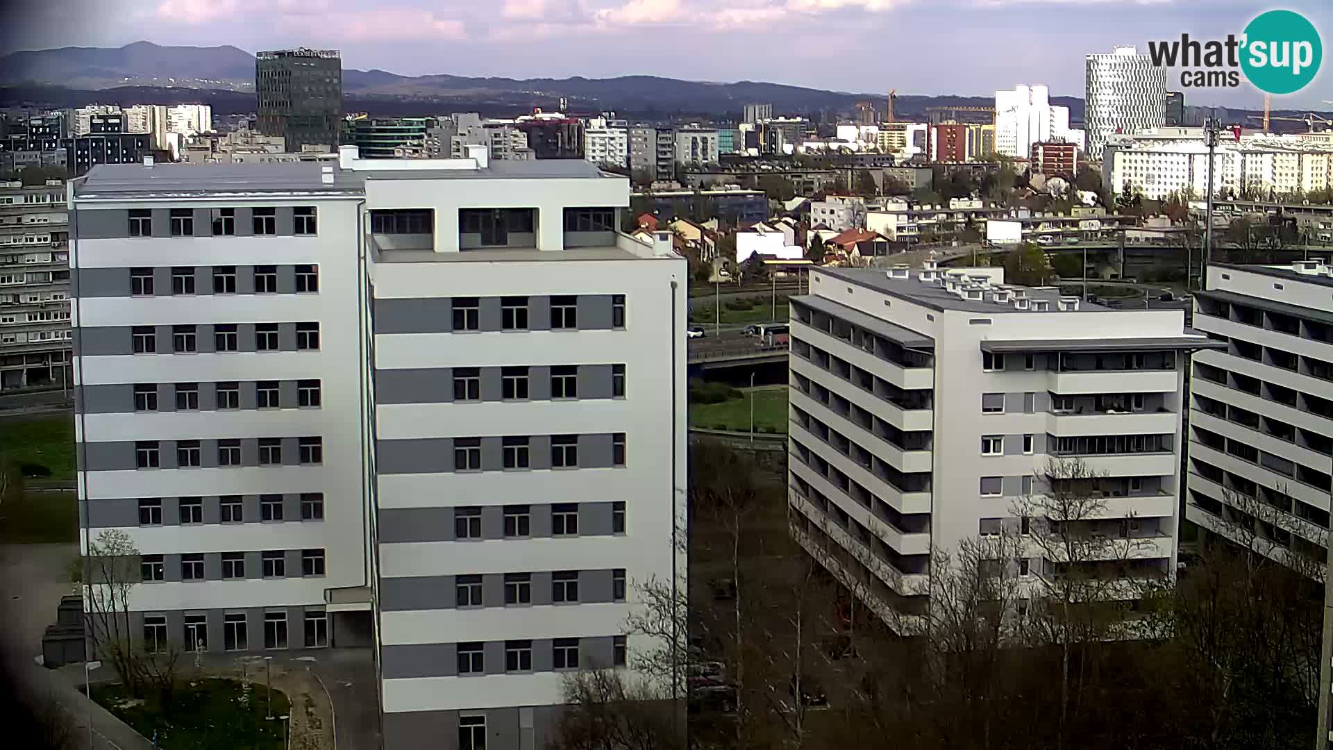 Rotonda en vivo que cruza Slavonska y Marin Držić Avenue en Zagreb webcam