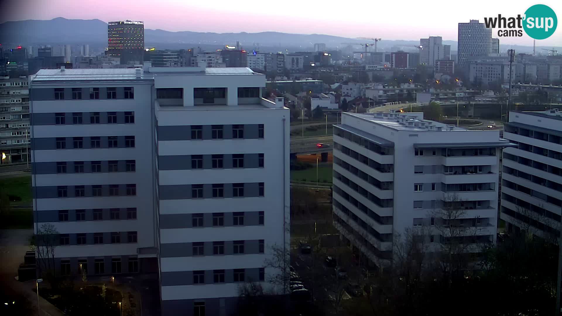 Rotonda en vivo que cruza Slavonska y Marin Držić Avenue en Zagreb webcam