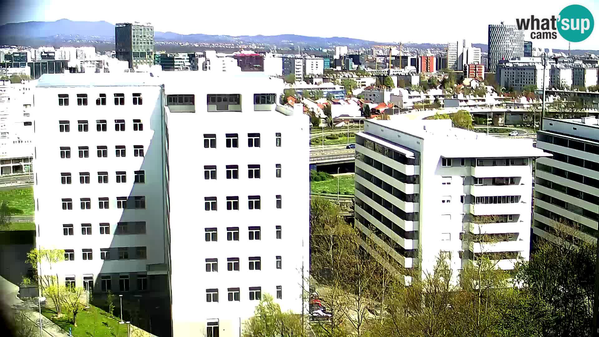 Rotonda en vivo que cruza Slavonska y Marin Držić Avenue en Zagreb webcam