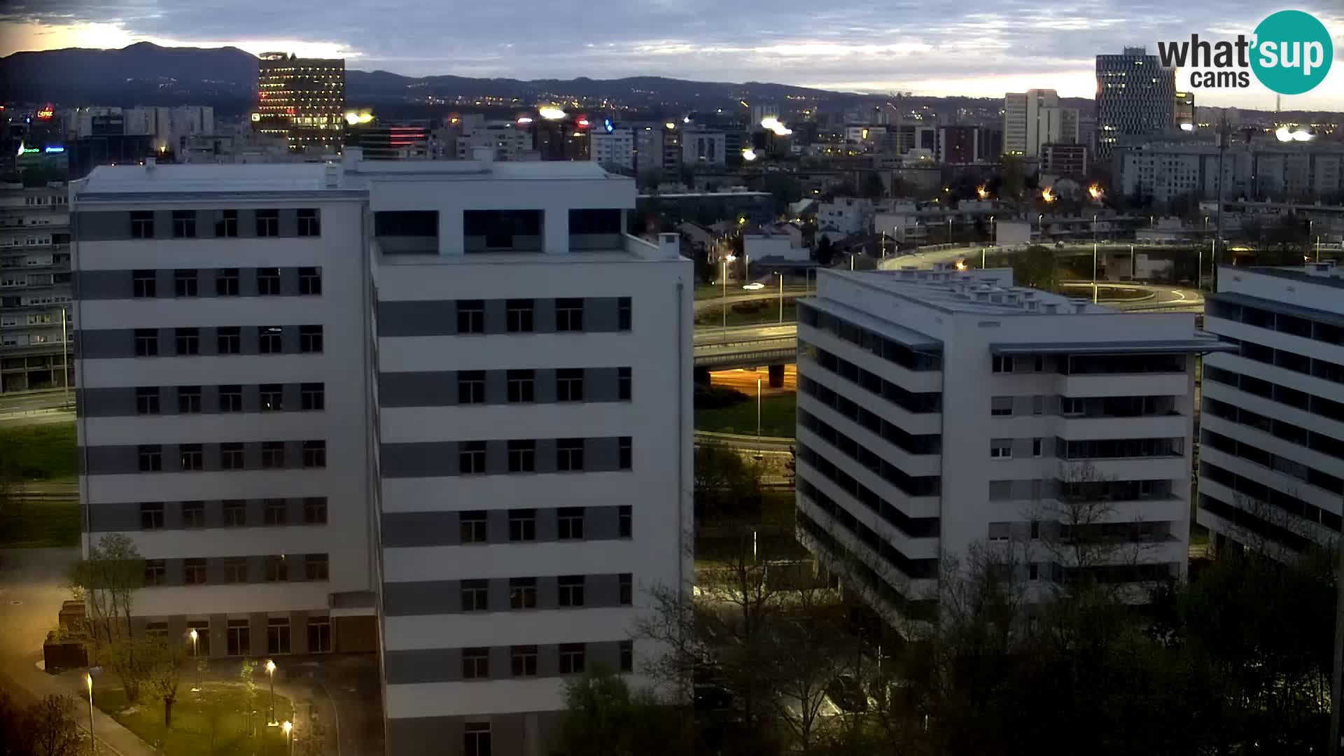 Rotonda en vivo que cruza Slavonska y Marin Držić Avenue en Zagreb webcam