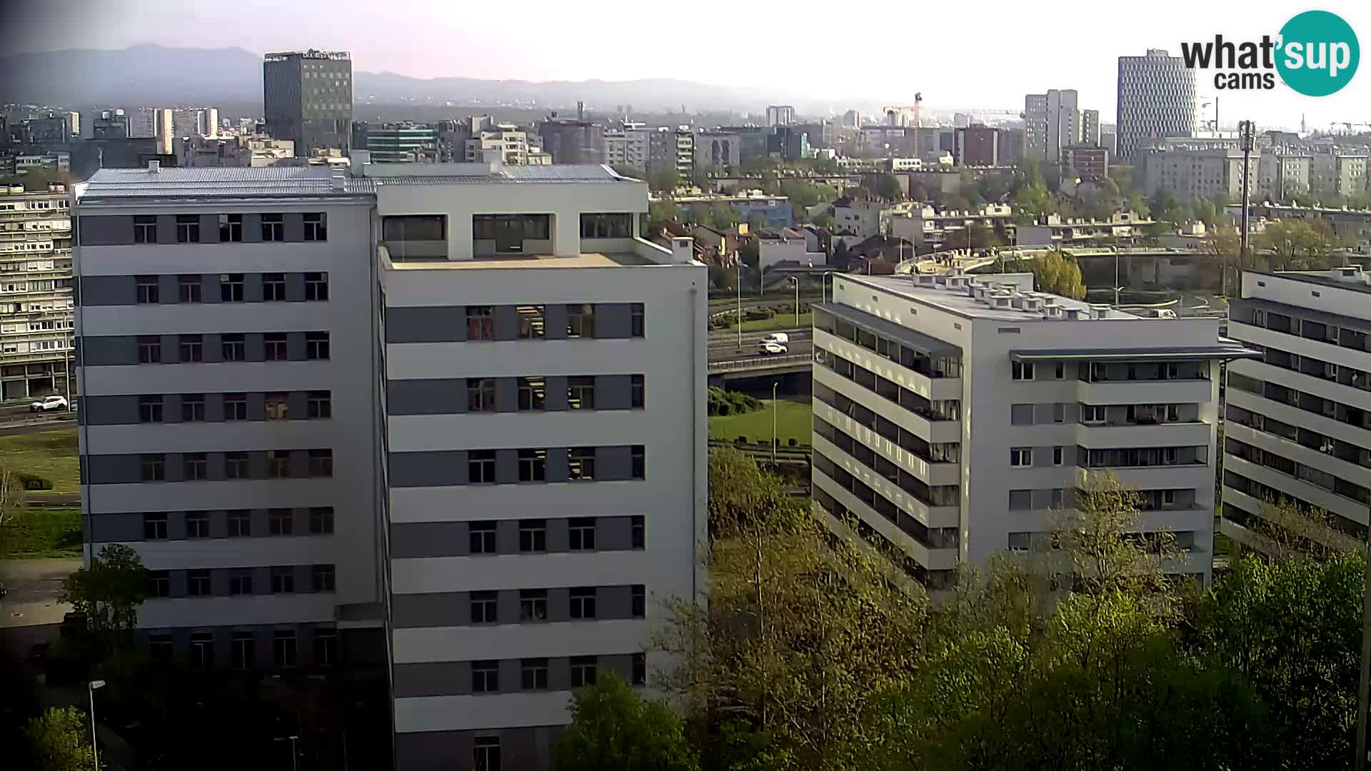 Rotonda en vivo que cruza Slavonska y Marin Držić Avenue en Zagreb webcam