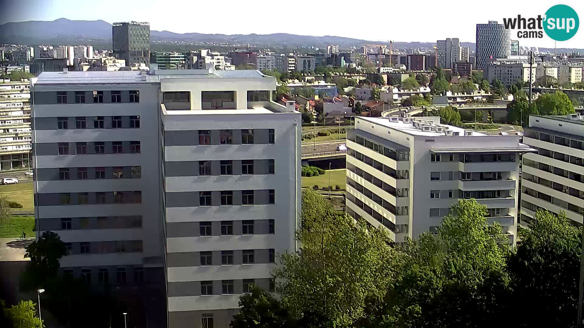 Rotonda en vivo que cruza Slavonska y Marin Držić Avenue en Zagreb webcam
