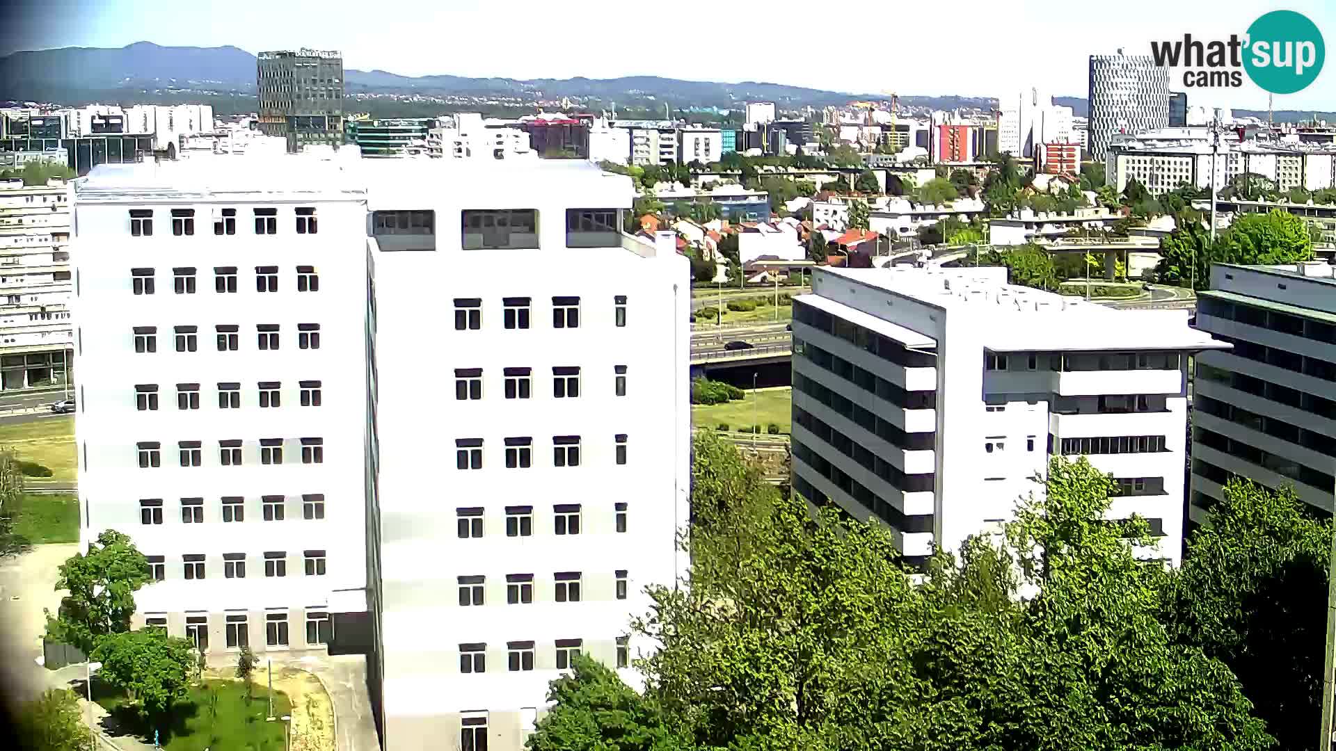 Rotonda en vivo que cruza Slavonska y Marin Držić Avenue en Zagreb webcam