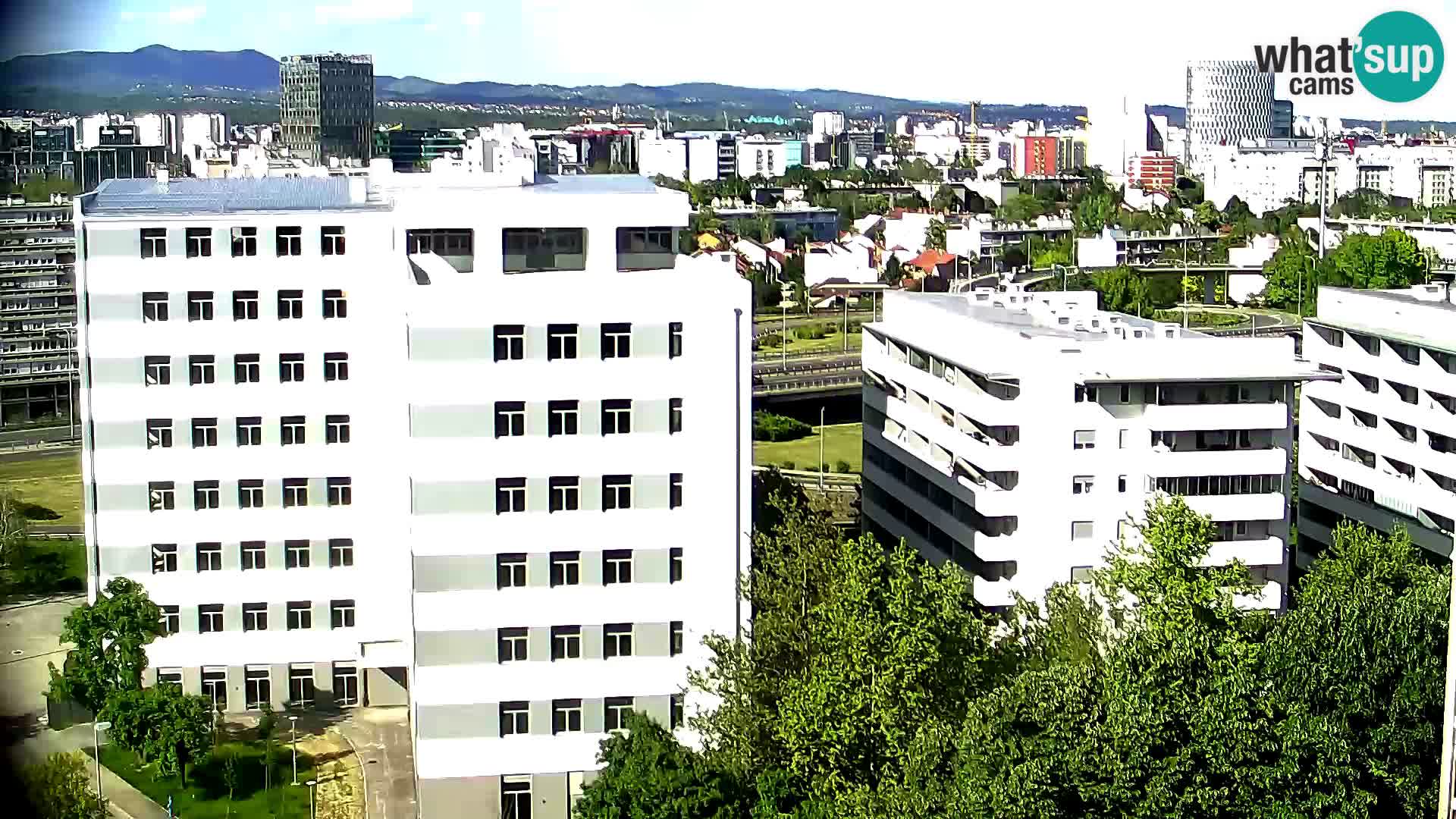 Rotonda en vivo que cruza Slavonska y Marin Držić Avenue en Zagreb webcam