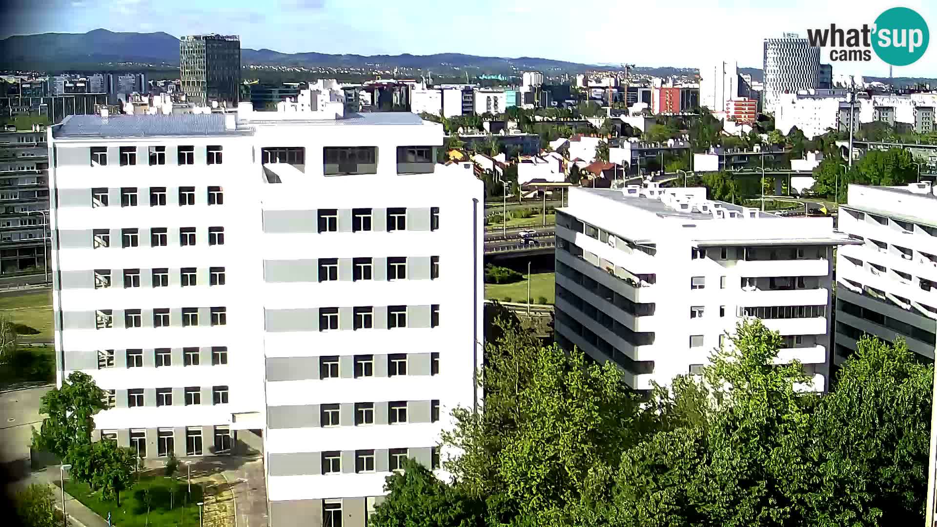 Rotonda en vivo que cruza Slavonska y Marin Držić Avenue en Zagreb webcam