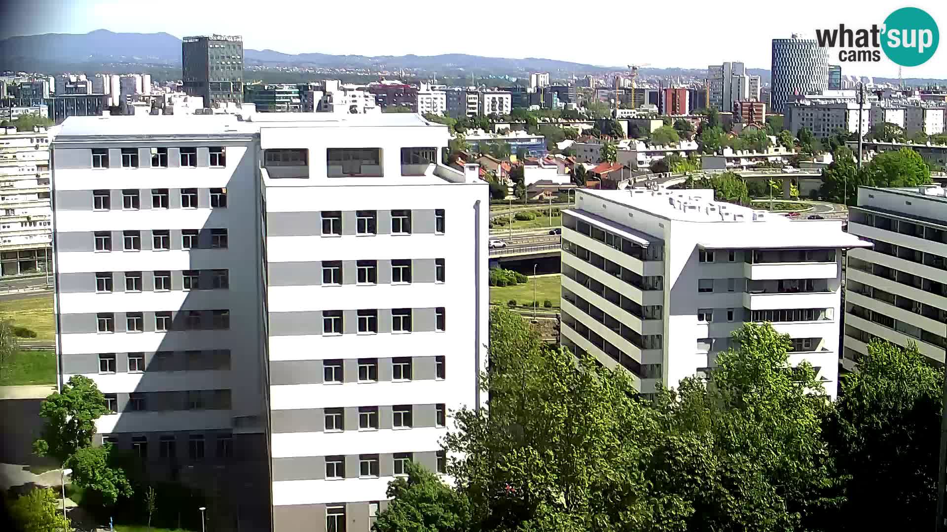 Rotonda en vivo que cruza Slavonska y Marin Držić Avenue en Zagreb webcam