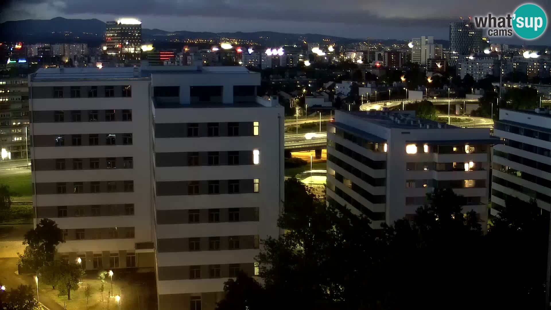 Rotonda en vivo que cruza Slavonska y Marin Držić Avenue en Zagreb webcam