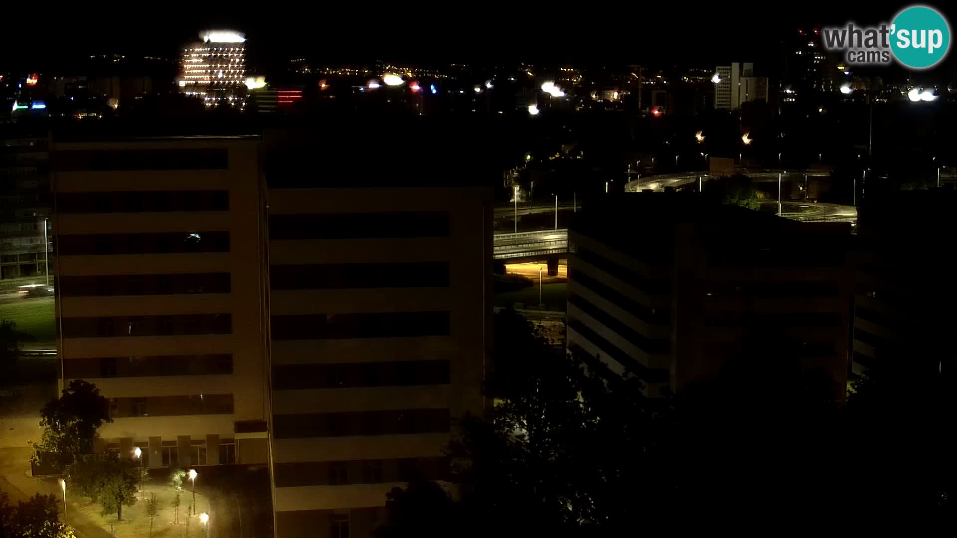 Rotonda en vivo que cruza Slavonska y Marin Držić Avenue en Zagreb webcam
