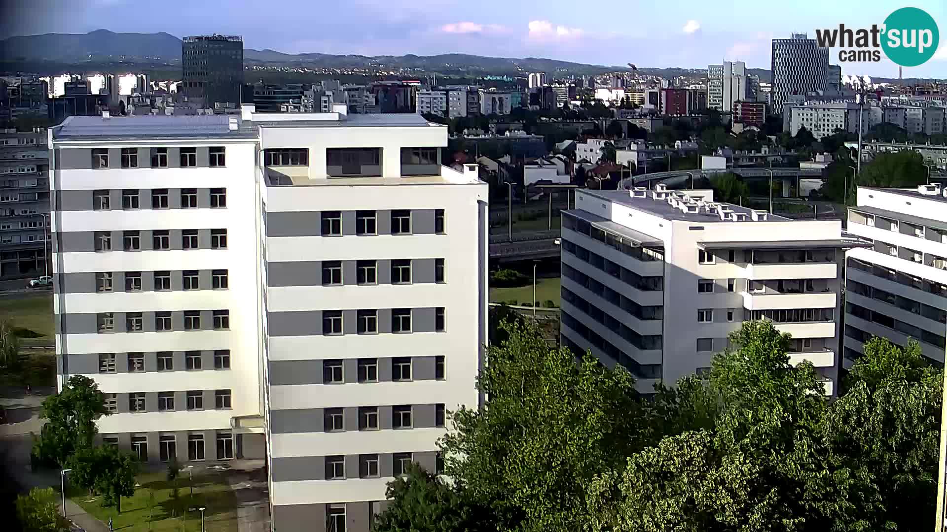 Rotonda en vivo que cruza Slavonska y Marin Držić Avenue en Zagreb webcam