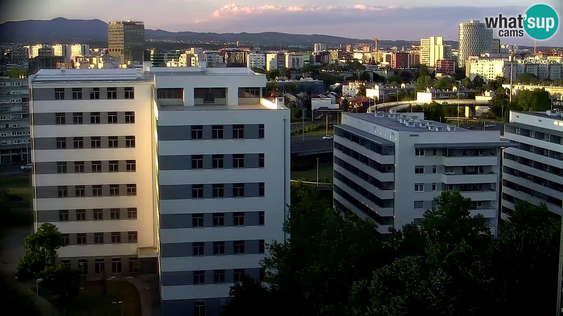 Rotonda en vivo que cruza Slavonska y Marin Držić Avenue en Zagreb webcam