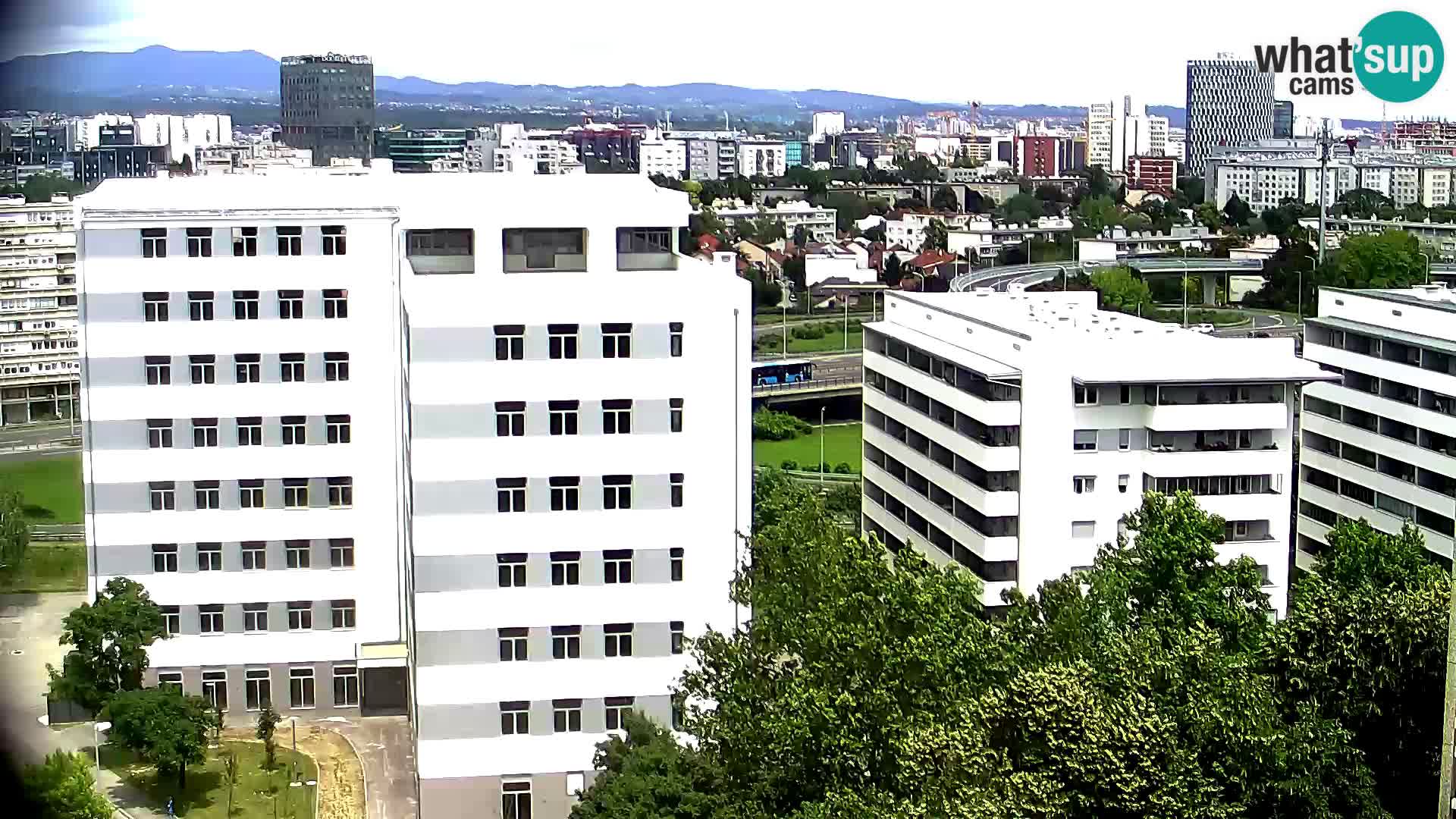 Rotonda en vivo que cruza Slavonska y Marin Držić Avenue en Zagreb webcam