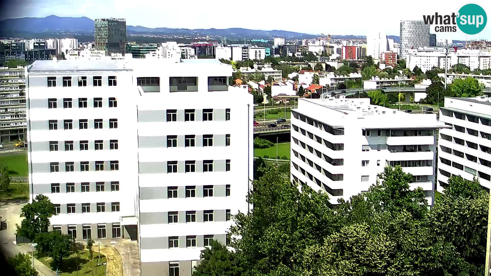 Rotonda en vivo que cruza Slavonska y Marin Držić Avenue en Zagreb webcam