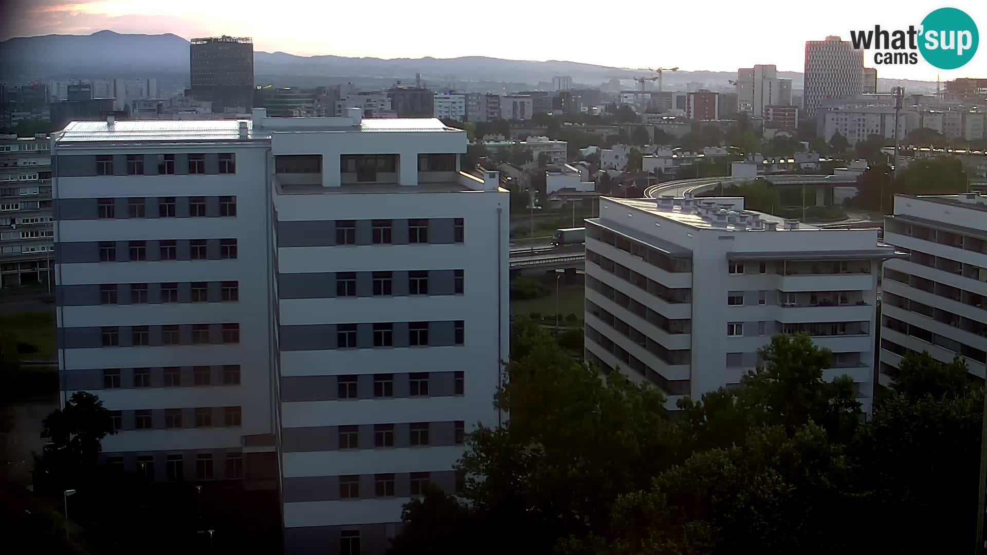 Rotonda en vivo que cruza Slavonska y Marin Držić Avenue en Zagreb webcam