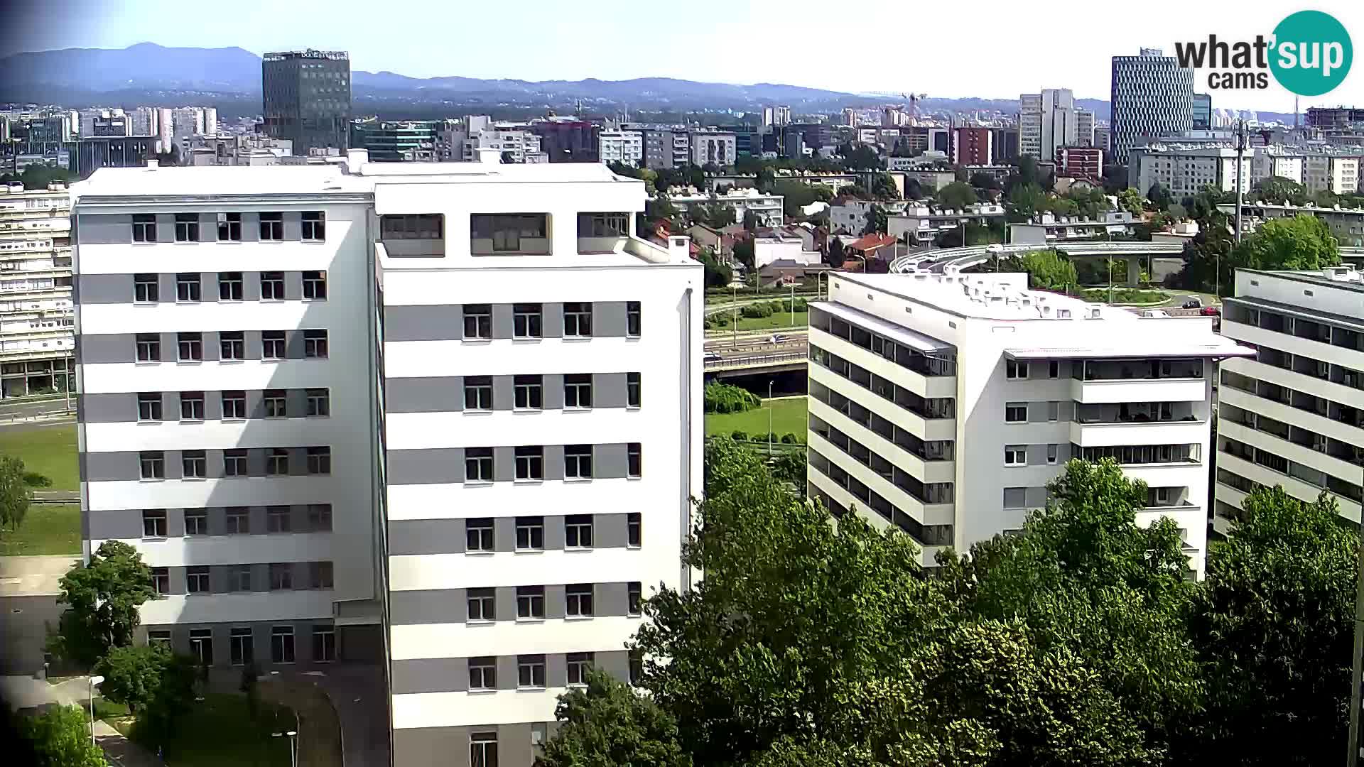 Rotonda en vivo que cruza Slavonska y Marin Držić Avenue en Zagreb webcam
