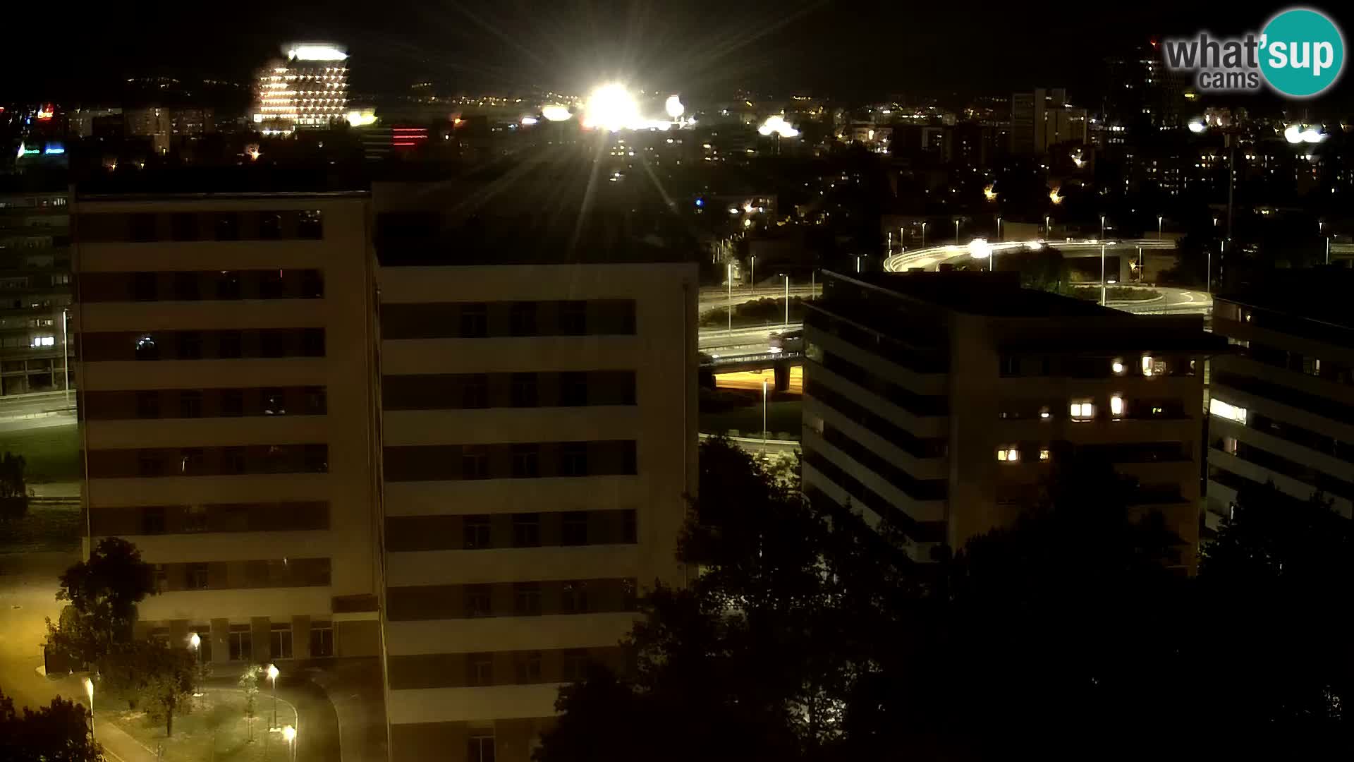 Rotonda en vivo que cruza Slavonska y Marin Držić Avenue en Zagreb webcam