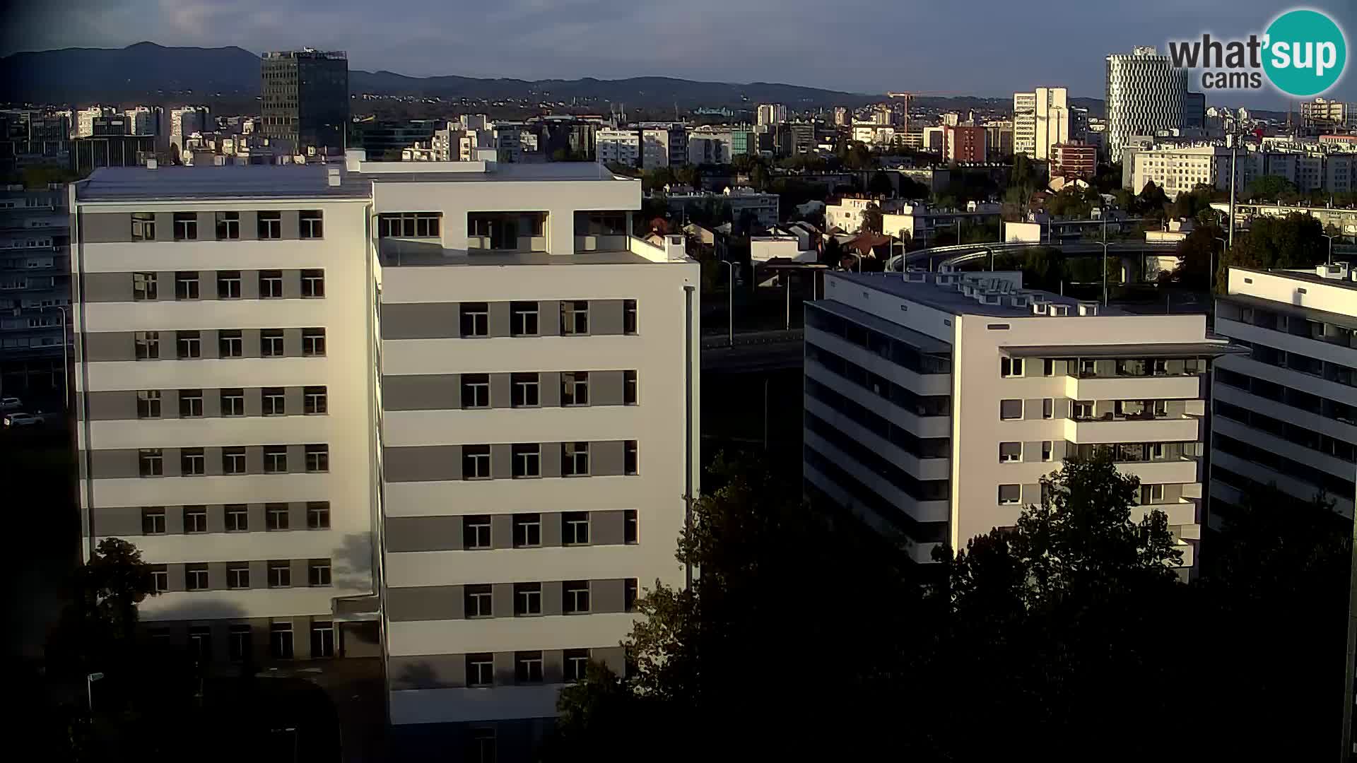 Rotonda en vivo que cruza Slavonska y Marin Držić Avenue en Zagreb webcam