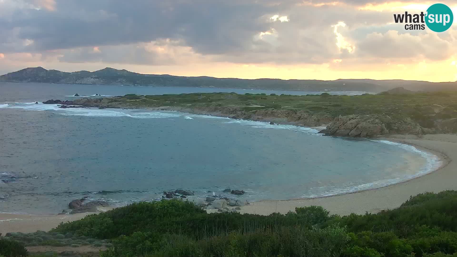 Spletna kamera v živo Plaža Cala Pischina – Aglientu – Sardinija