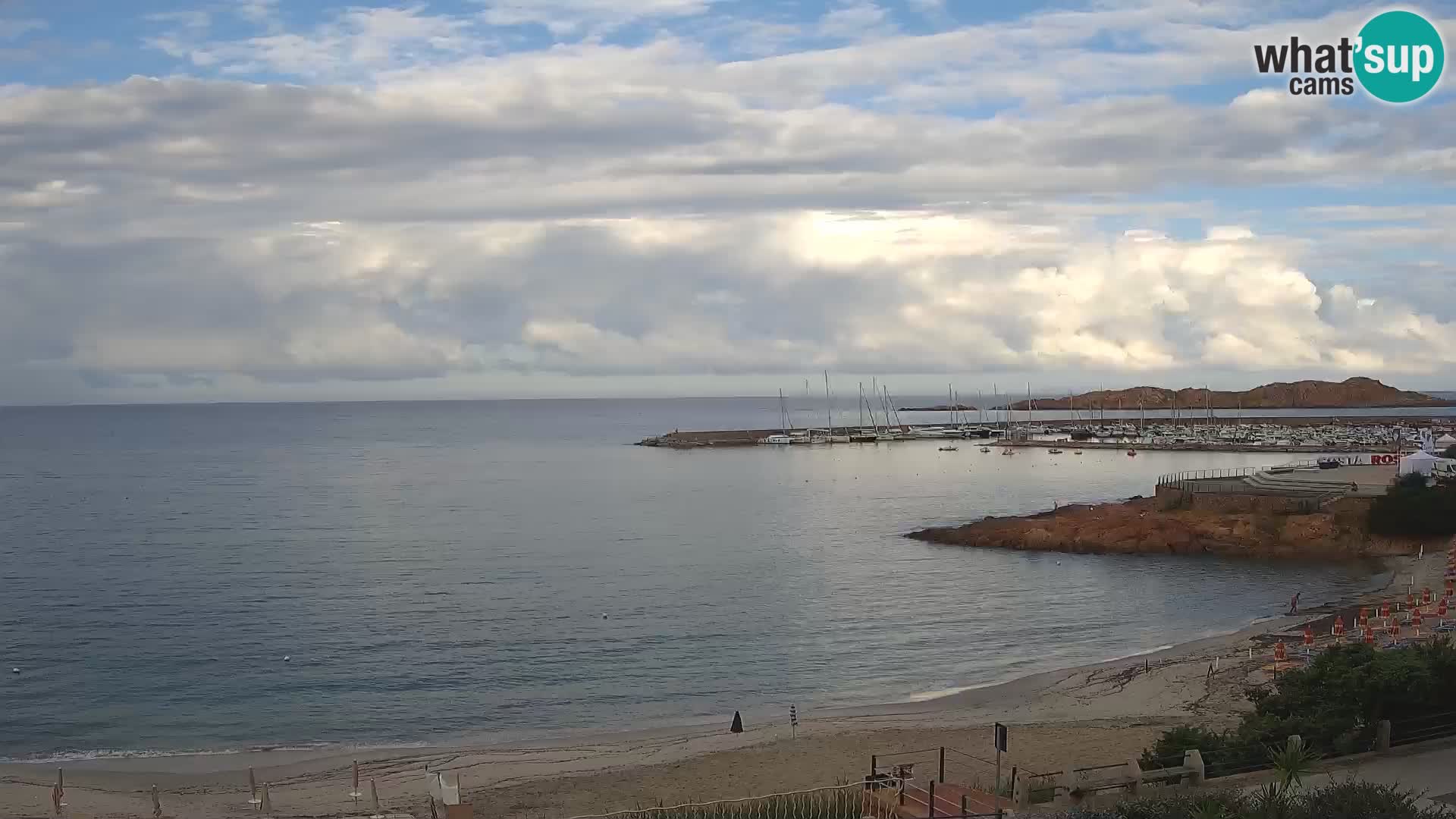 Webcam della spiaggia di Isola Rossa – Vista in diretta della meravigliosa costa della Sardegna