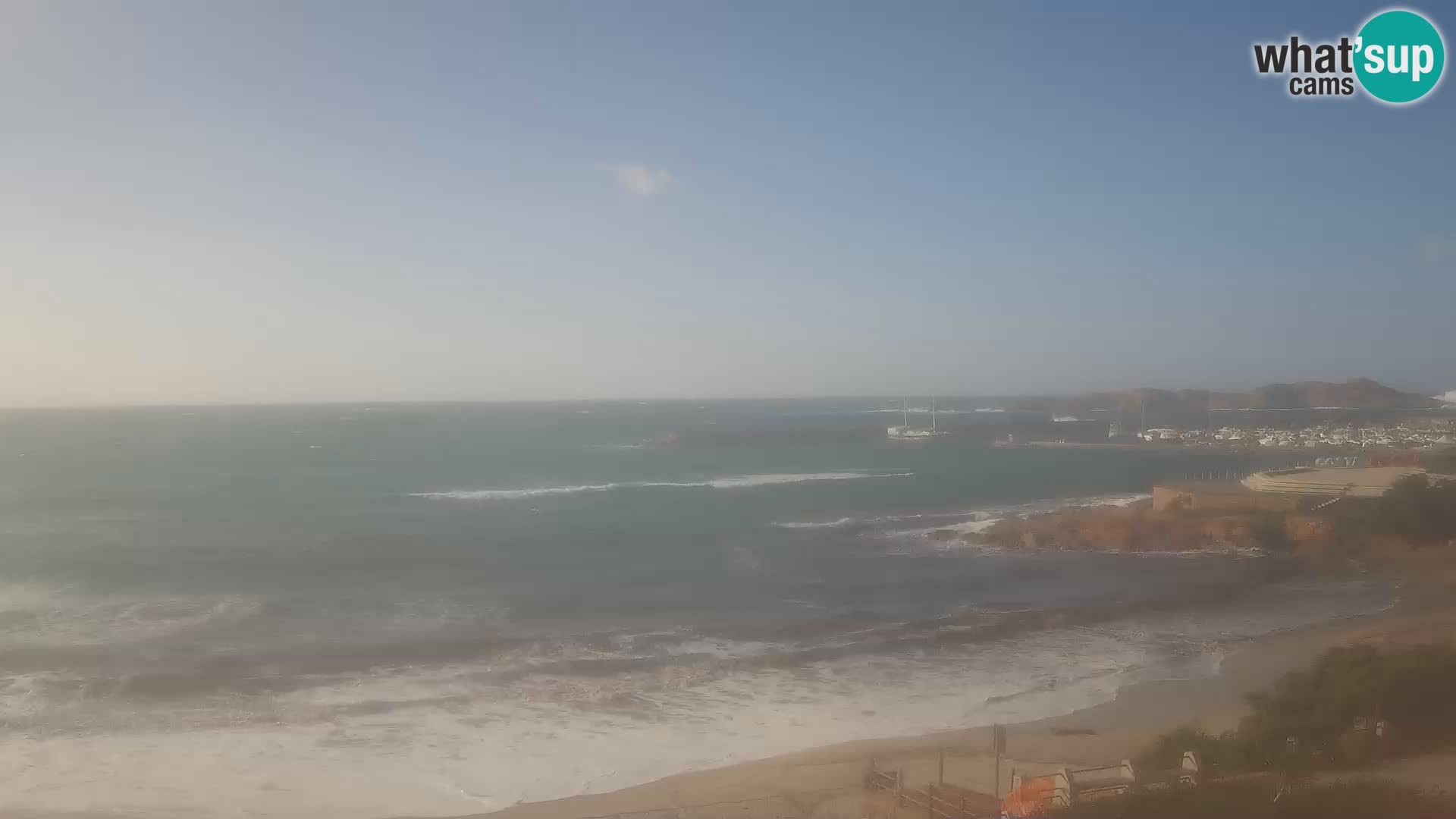 Webcam della spiaggia di Isola Rossa – Vista in diretta della meravigliosa costa della Sardegna