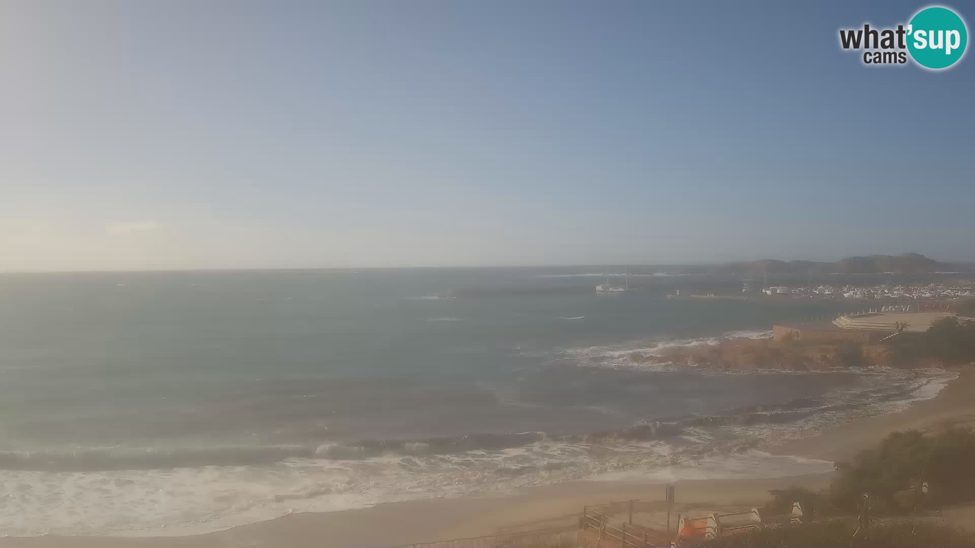 Webcam della spiaggia di Isola Rossa – Vista in diretta della meravigliosa costa della Sardegna